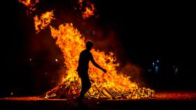 VIDEO Un incendiu violent lângă plaja din Costinești. Un depozit de materiale plastice a luat foc